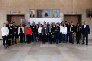 Gruppenbild der Vertreterinnen der lehrkräftebildenden Hochschulen Baden-Württembergs vor dem Senatssaal der Universität Stuttgart.