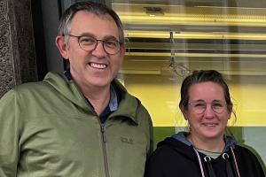 Das Bild zeigt die Tandem-Fellows Prof. Dr. Werner Aeschbach und Dr. Nicole Aeschbach.