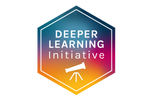In einem Sechseck mit vertikalem Farbverlauf von Dunkelblau nach Orange steht der Text DEEPER LEARNING Initiative, darunter ein in die Weite gerichtetes Teleskop.