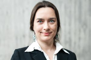 Porträt von Prof. Dr. Mandy Singer-Brodowski | © Julia Dragan, Universität Regensburg