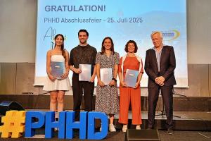 Das Bild zeigt die Preisträger:innen Judith Hartmann, Alina Holzer, Robert Stumpf und Luisa-Marie Wäsch mit Prorektor Prof. Dr. Karl-Heinz Dammer. In der Hand jeweils die Urkunde. | Bild: PHHD