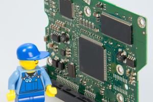 Legofigur, Handwerker vor Calliope mini stehend