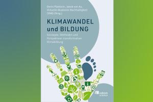 Das Cover des Sammelbands "Klimawandel und Bildung. Konzepte, Methoden und Perspektiven transformativer Klimabildung". Es zeigt unter dem Titel und den Namen der Herausgeber Denis Pijetlovic und Jakob von Au einen grünen Handabdruck über einem kleineren petrolfarbenen Fußabdruck.