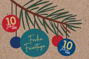 Die Grafik zeigt einen Tannenzweig, an dem Weihnachtskugeln in Rot und Blau hängen, darauf der Schriftzug "10 Jahre HSE". In der Mitte eine große, petrolfarbene Kugel mit der Aufschrift "Frohe Feiertage".