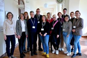 Gruppenfoto der Teilnehmenden und Organisator:innen im Flur der PH Heidelberg