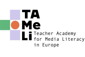 Logo des Projekts TAMeLi. Um einen orangefarbenen Kreis in der Mitte sind oben und unten fliederfarbene Quadrate angeordnet, links davon ein grünes Quadrat. Rechts der Schriftzug TAMeLi (Silben vertikal angeordnet). Rechts unten der Text "Teacher Academy for Media Literacy in Europe"