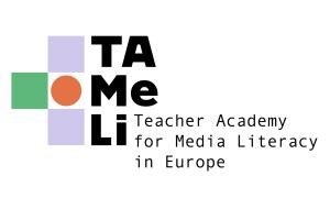 Logo des Projekts TAMeLi. Um einen orangefarbenen Kreis in der Mitte sind oben und unten fliederfarbene Quadrate angeordnet, links davon ein grünes Quadrat. Rechts der Schriftzug TAMeLi (Silben vertikal angeordnet). Rechts unten der Text "Teacher Academy for Media Literacy in Europe"