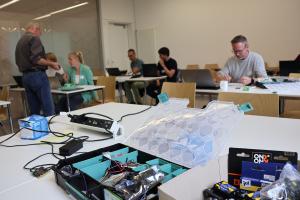 Workshopteilnehmende experimientieren beim HILT für den Informatikunterricht