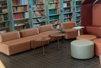 Offener Lernort mit Büchern und Sitzgelegenheiten an einer finnischen Schule