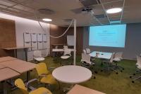 Flexibler Seminarraum  der Universität Helsinki mit multifunktionaler Ausstattung