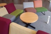 Bunte Sitzgruppen und Bücherregale in der Bibliothek der Universität Helsinki