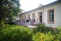 Blick vom Garten auf die gut besuchte Terrasse der HSE beim ersten Cluster-Forum des Forschungs- und Transferclusters „Kulturelles Erbe und Kanonisierung von Wissen“