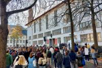 Der Heidelberger Uniplatz ist gefüllt mit Studierenden, die der Begrüßung durch den Rektor lauschen. Rechts im Hintergrund die Neue Universität.