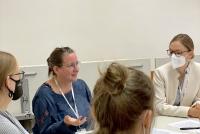 Dr. Nicole Aeschbach mit Prof. Dr. Marita Friesen und anderen Teilnehmerinnen der Netzwerkstatt „BNE“. Bild: © Heidelberg School of Education | Isis Giebel