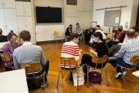 In einem Seminarraum tauschen sich die Teilnehmenden des Panels „Nachhaltigkeit“ in Zweiergruppen aus. Bild: © Heidelberg School of Education | Nicole Aeschbach