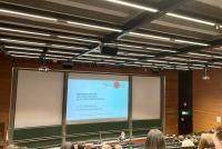 Die uniseitige Geschäftsführerin der HSE bei ihrem Vortrag zum Lehramtsstudium an der Universität Heidelberg im voll besetzten Hörsaal.