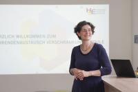Dr. Anuschka Holste-Massoth begrüßt die Anwesenden zum Lehrendenaustausch zum Verschränknungsmodul