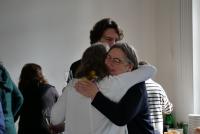 Petra Deger umarmt Christiane Wienand; im Hintergrund Michael Haus.