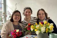 Jennifer Bürk, Margherita Maulella und Dörte Morgenroth mit Blumensträußen