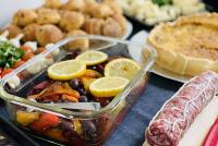 Ein italienisches Buffet: Gegrilltes Gemüse, Salami, Pizzabrötchen, Caprese-Spieße