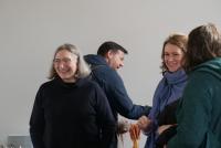 Petra Deger lachend im Gespräch mit Lina Pranaityte und Jennifer Miller; im Hintergrund Florian Bogda.