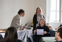 Margherita Maulella vom HSE-Prüfungsamt überreicht Petra Deger ein Zertifikat; im Hintergrund Dörte Morgenroth.