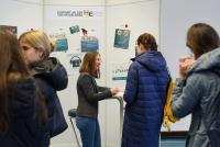 Eine HSE-Mitarbeiterin berät am Infostand Lehramtsinteressierte.