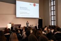 Dr. Christiane Wienand in der Aula der Neuen Universität bei ihrem Vortrag zum Berufsziel Lehrerin.