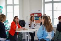 Lehramtsstudierende beraten Studieninteressierte im Lehramtscafé.