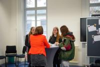 Lehramtsinteressierte tauschen sich bei Kaffee und Gebäck mit Studierenden höherer Semester aus.