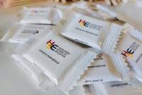 Traubenzucker mit HSE-Logo auf einem Tisch, im Hintergrund Stifte