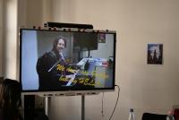 Auf dem Smartboard ist ein Bild aus Michael Haus' Amtszeit zu sehen, hier Michael Haus an einem Klavier in New York, darüber der Schriftzug "We don't say goodbye, we say hello"