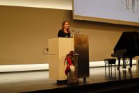 Die Prorektorin für Studium und Lehre der Universität Heidelberg, Prof. Dr. Silke Hertel, steht an einem Rednerpult und hält eine Ansprache.