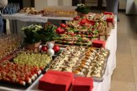 Weihnachtlich dekoriertes Buffet mit Käsespießen, Canapés und belegter Riesenbrezel.