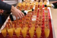 Sekt und Orangensaft werden in Gläser geschenkt.