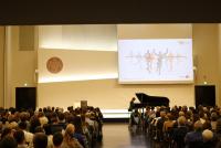 Prof. Dr. Michael Haus am Flügel in der voll besetzten Neuen Aula