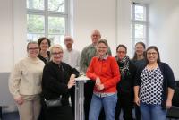 Gruppenbild der beiden über den DAAD finanzierten Gastdozierenden Emma Kostiainen und Matti Rautiainen von der Universität Jyväskylä (Finnland) mit den Heidelberger Hochschulmitarbeitenden Carolin Stöckler, Dr. Anuschka Holste-Massoth, Ronny Beckert, Dr. Christiane Wienand, Johanna Ruge, Wiebke Goltz und Jennifer Bürk.