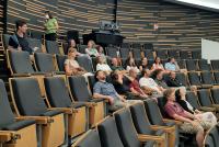 Das HSE-Team sitzt im Zuschauerraum des Planetariums im Haus der Astronomie in Heidelberg und die Blicke gehen neugierig in die Projektionsfläche der Kuppel.