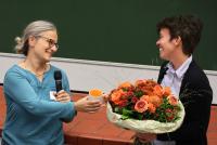 Leonore Dietrich, Sprecherin der Fachgruppe ILL-BW der Gesellschaft für Informatik überreicht Prof. Dr. Claudia Hildebrandt, CZS-Stiftungsprofessorin für Informatik und ihre Didaktik an der PH Heidelberg einen Blumenstrauß und ein farblich dazu passende Kaffeetasse als Präsente.