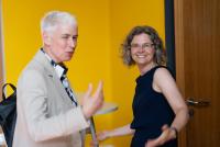 Prof. Dr. Verena Schultz-Coulon und Dr. Christiane Wienand vor gelber Wand in der PH Heidelberg.