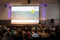 Ministerialdirektor und Amtschef im MWK Dr. Hans J. Reiter bei seinem Grußwort vor der voll besetzten Festhalle