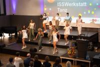 Die ISSWerkstatt Tanz bei ihrer Performance auf der Bühne der Festhalle