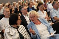 Theresia Bauer im Gespräch mit Sitznachbarin Lilian Knobel