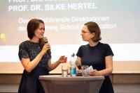 Die Geschäftsführenden Direktorinnen der HSE, Prof. Dr. Silke Hertel und Prof. Dr. Marita Friesen, am Rednerpult auf der Bühne