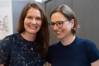 Die Geschäftsführenden Direktorinnen der HSE, Prof. Dr. Silke Hertel und Prof. Dr. Marita Friesen, lächeln in die Kamera.