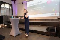 Dr Christiane Wienand bei der Anmoderation des Science Contest auf der Bühne der Festhalle
