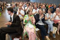 Das applaudierende Publikum in der Festhalle der PH Heidelberg