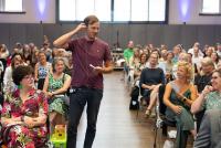 Prof. Dr. Alexander Wohnig bei seinem Beitrag zum Science Contest inmitten des Publikums