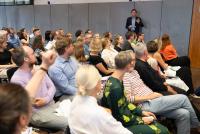 Dr. Dennis Dietz bei seinem Beitrag zum Science Contest, vor ihm das interessierte Publikum