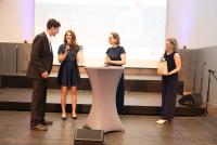 Die Geschäftsführenden Direktorinnen der HSE, Prof. Dr. Silke Hertel und Prof. Dr. Marita Friesen, überreichen Dr. Christiane Wienand und Dr. Sebastian Mahner Geschenktüten.